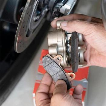 Bahaya Gas-Rem Mendadak: Mengapa Cara Berkendara Agresif Merugikan Motor Anda?